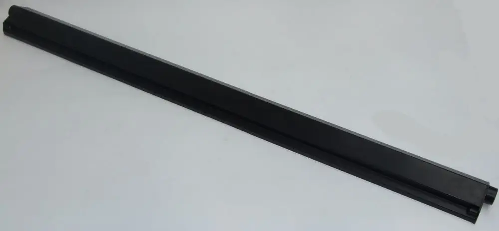 Schwarzes Aluminiumprofil mit durchgehender Längsform, geeignet für die Kondensatablage von Daikin Heizkonvektoren. Keine weiteren Details sichtbar.